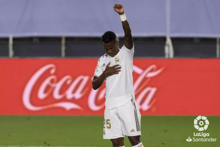 Por que o racismo ainda persiste tanto no mundo do futebol?