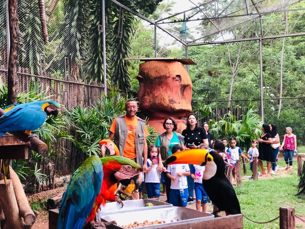 crianças em visita ao zoológico de Goiânia