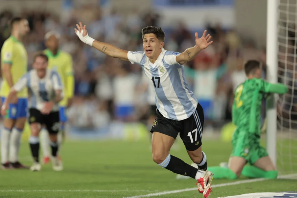 Giuliano Simeone comemorando gol pela Argentina