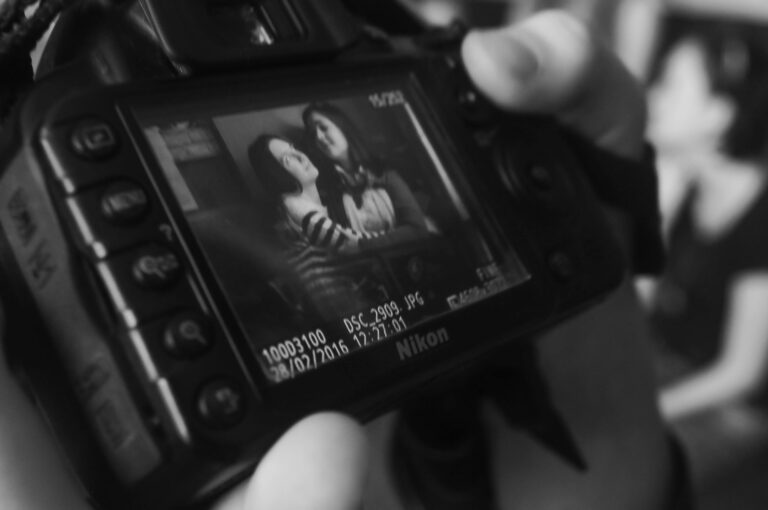 Foto: de uma câmera profissional mostrando a foto de um casal na tela