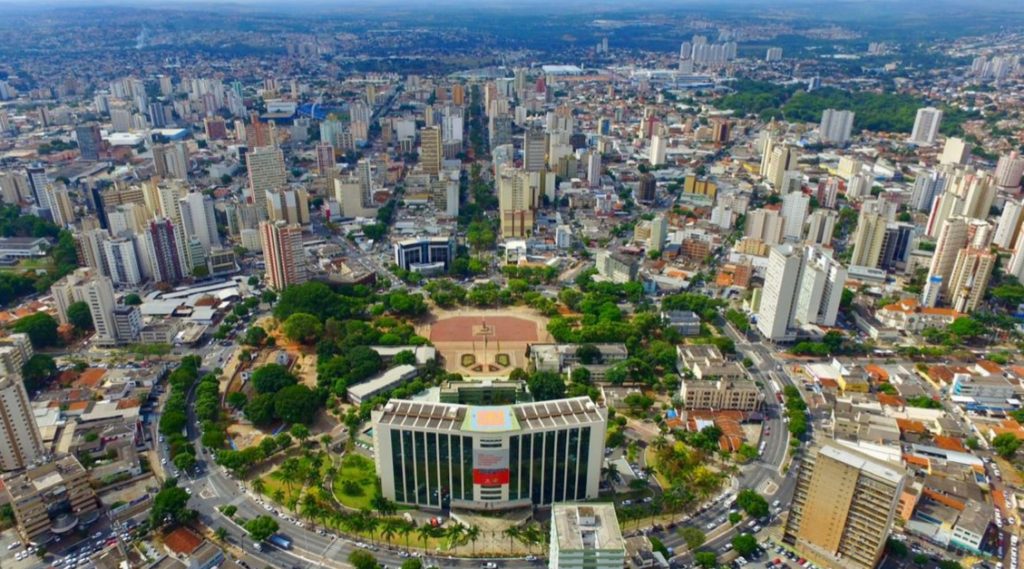 Vista aérea do centro de Goiânia mostrando prédios e a Praça Cívica