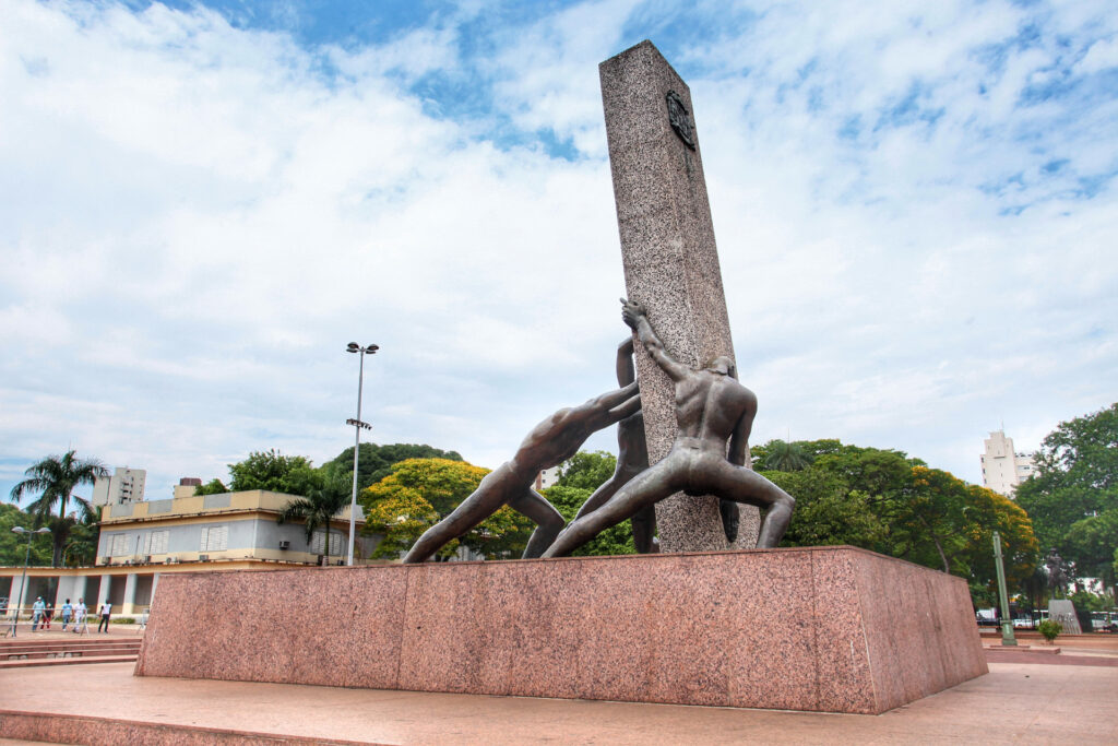 Monumento na praça cívica que representa