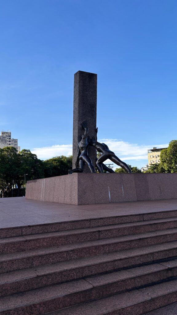 Monumento na praça cívica que representa