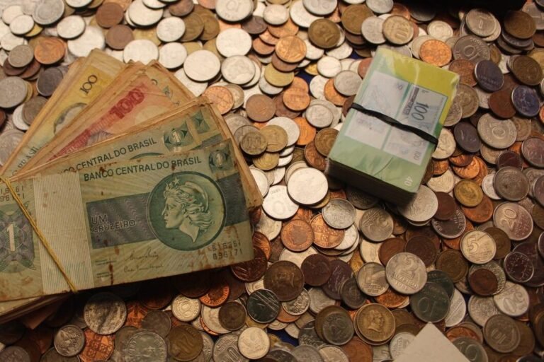 Feira de Antiguidades de Goiânia reúne colecionadores e curiosos há cerca de 9 anos